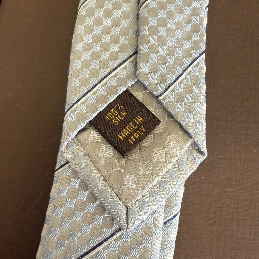 Elegant LV Striped Tie in Blue and gray - Picture 3 of 5